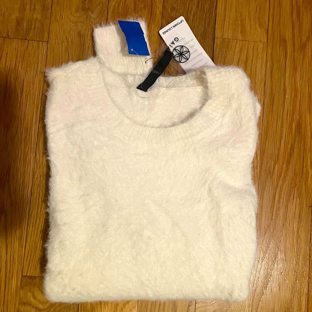 GAIAM Fuzzy White Sweater Sweater Crew Neck Sweatshirt